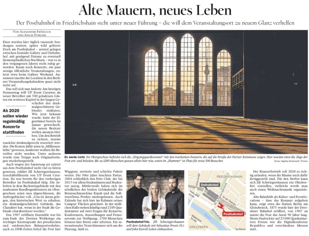 Historische Postbahnhof-Halle mit großen Fenstern, Friedrichshain, Berlin bei Sonnenuntergang.