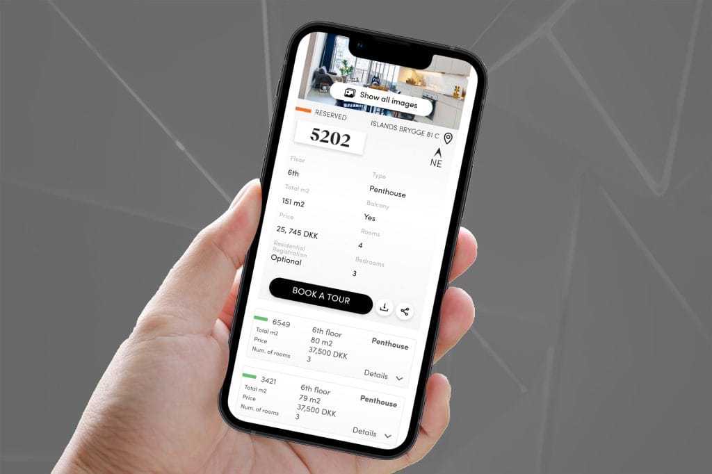 Smartphone zeigt Immobilien-App mit Penthouse-Details und Buchungsoption. Bildschirm in Hand gehalten.