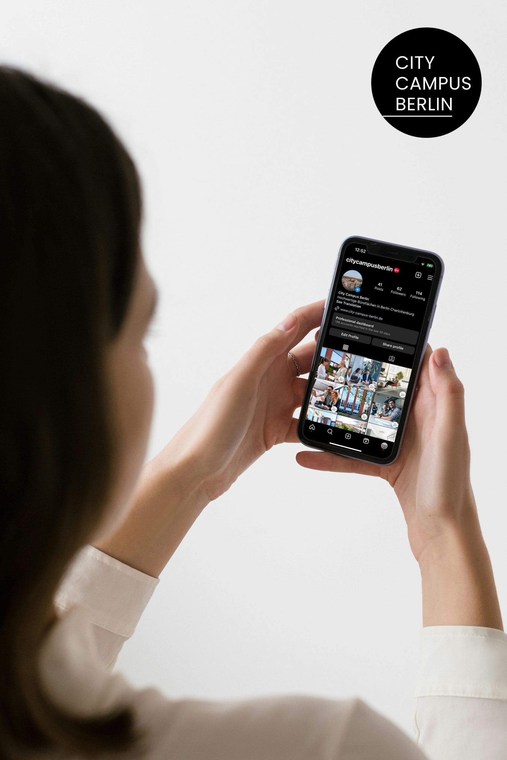Person nutzt Smartphone auf Instagram-Seite der City Campus Berlin.