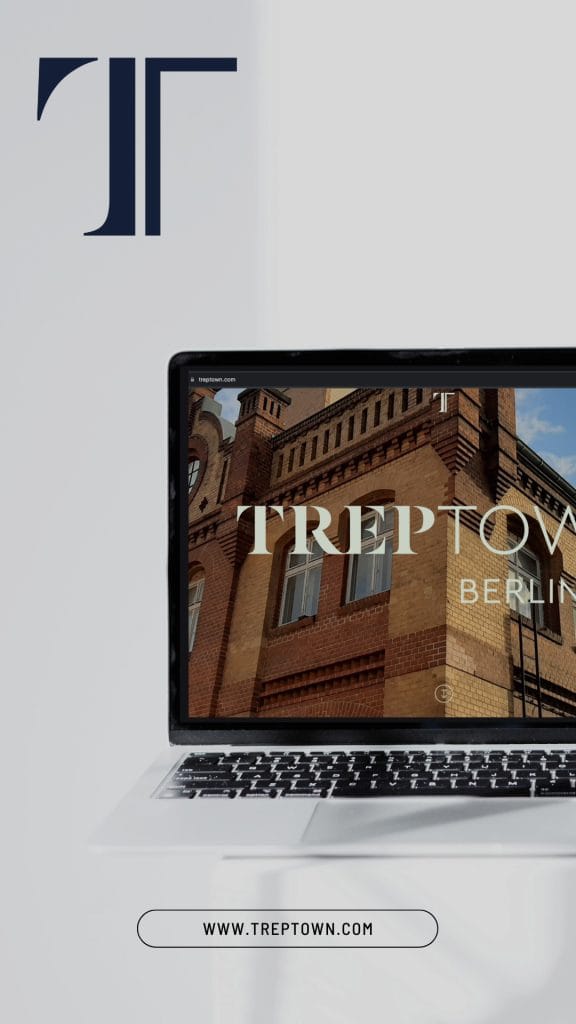 Laptop zeigt Treptown Berlin Website mit historischem Gebäude.