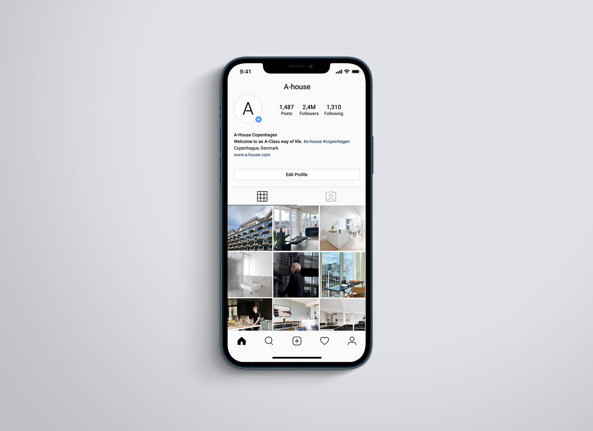 Smartphone mit aufrufbarem Instagram-Profil und Bildern moderner Architektur und Innenräumen.