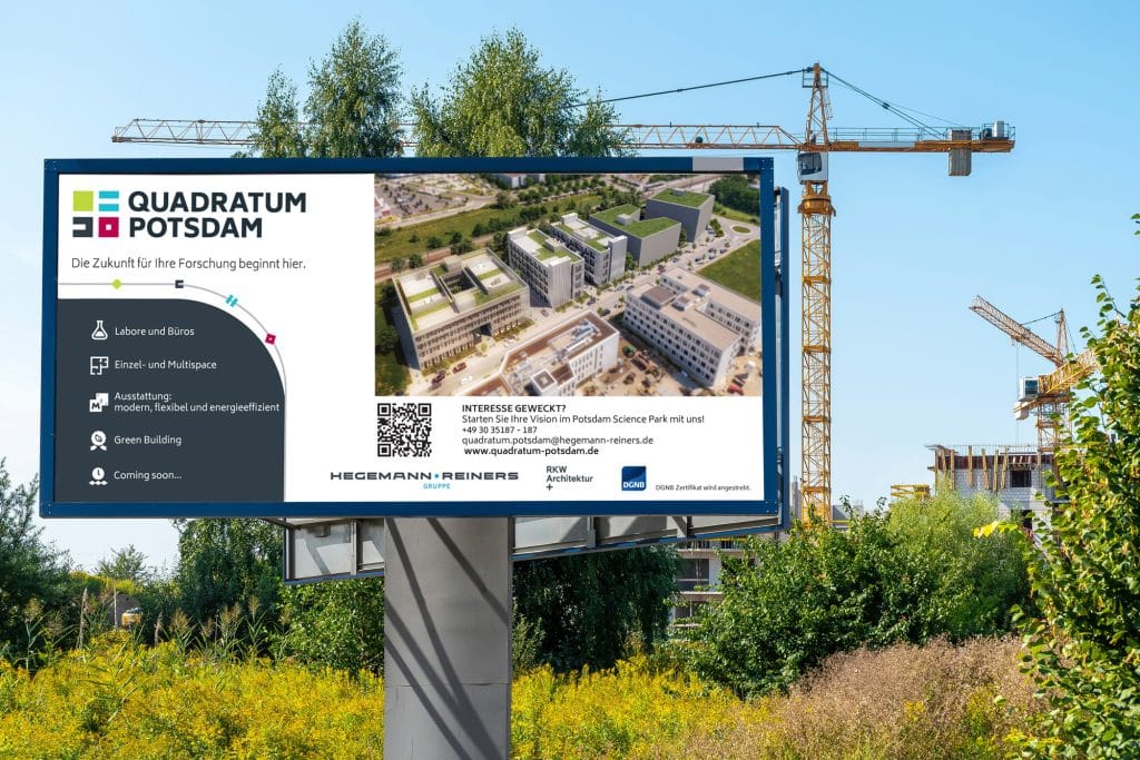 Baustellenschild in Potsdam für künftigen Forschungscampus mit modernen Laboren und Büros.