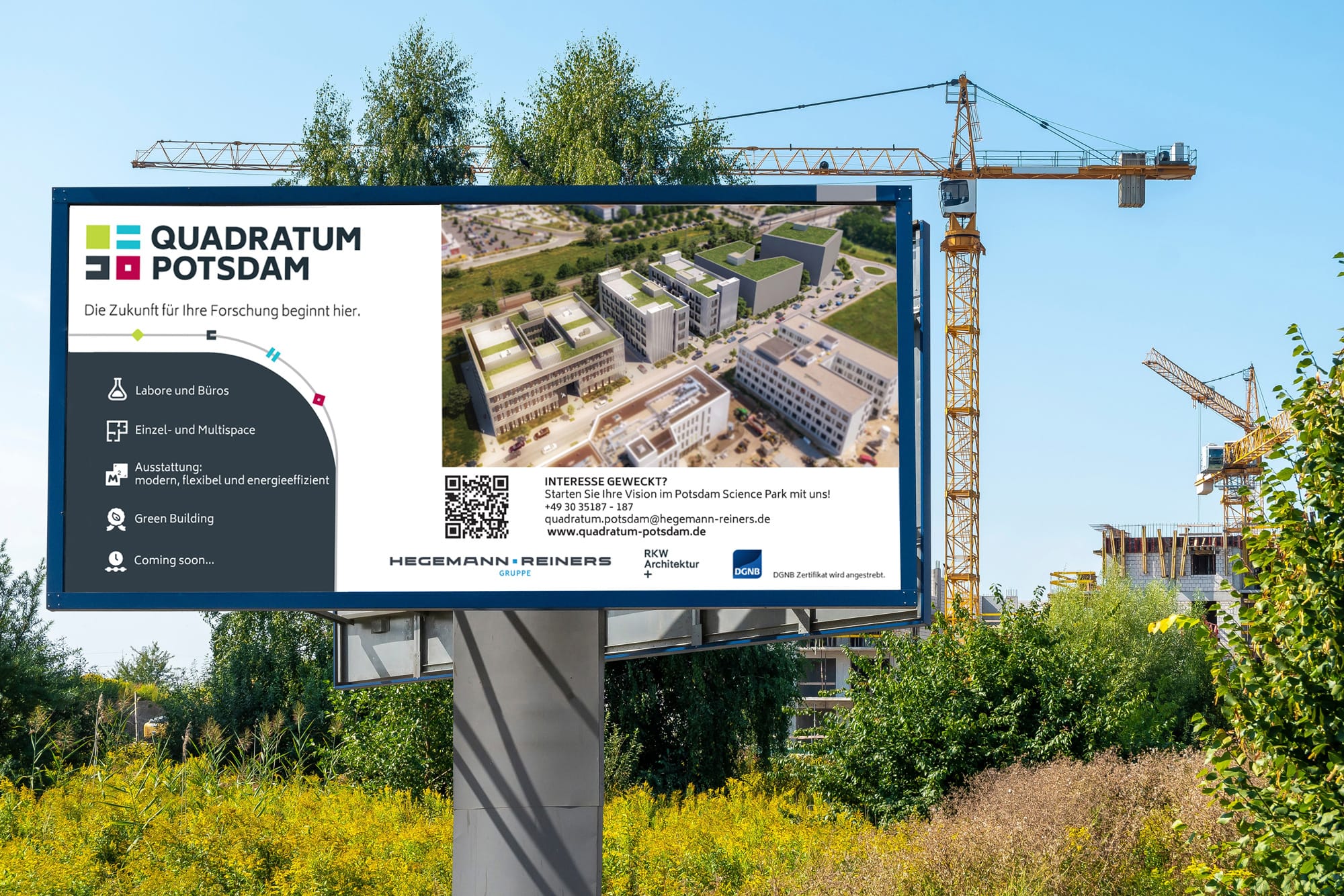 Baustellenschild in Potsdam für künftigen Forschungscampus mit modernen Laboren und Büros.