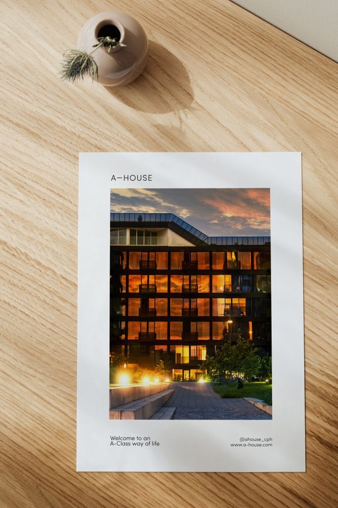 Moderne Gebäudefassade bei Sonnenuntergang auf einem Holzuntergrund aufgenommen.