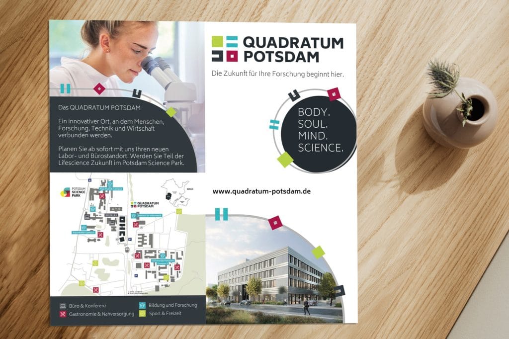 Laptop, Tablet und Smartphone zeigen Website für Büros in Berlin auf Marmortisch Hintergrund.