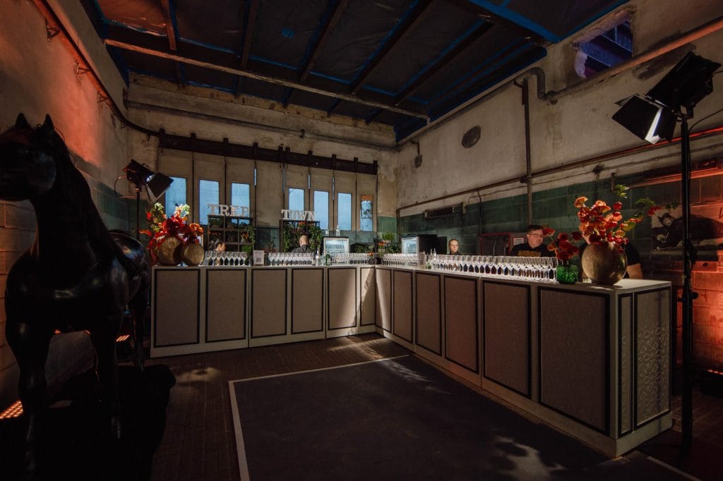 Industrie-Chic-Bar mit Dekoration und Gläsern, bereit für ein gehobenes Event.