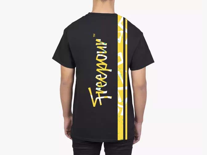 Rückansicht eines schwarzen T-Shirts mit gelbem Streifen und Schriftzug auf der Rückseite.